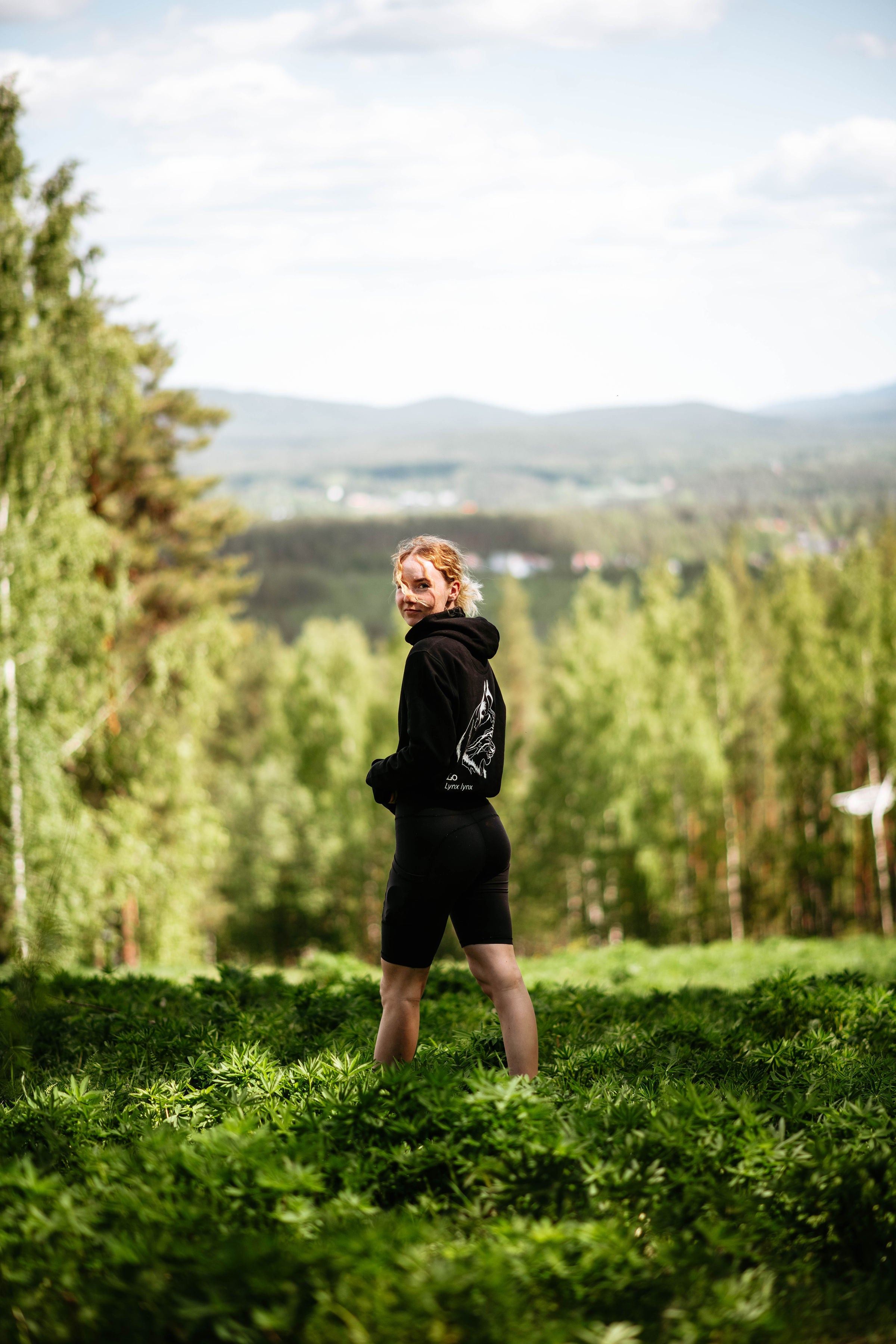 hoodie med tryck på ryggen lodjur 